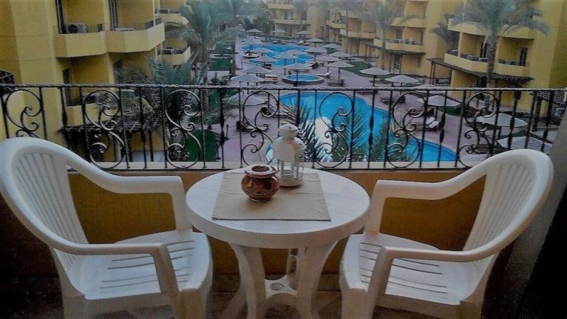 POOL VIEW APART AT BRITISH RESORT 1532