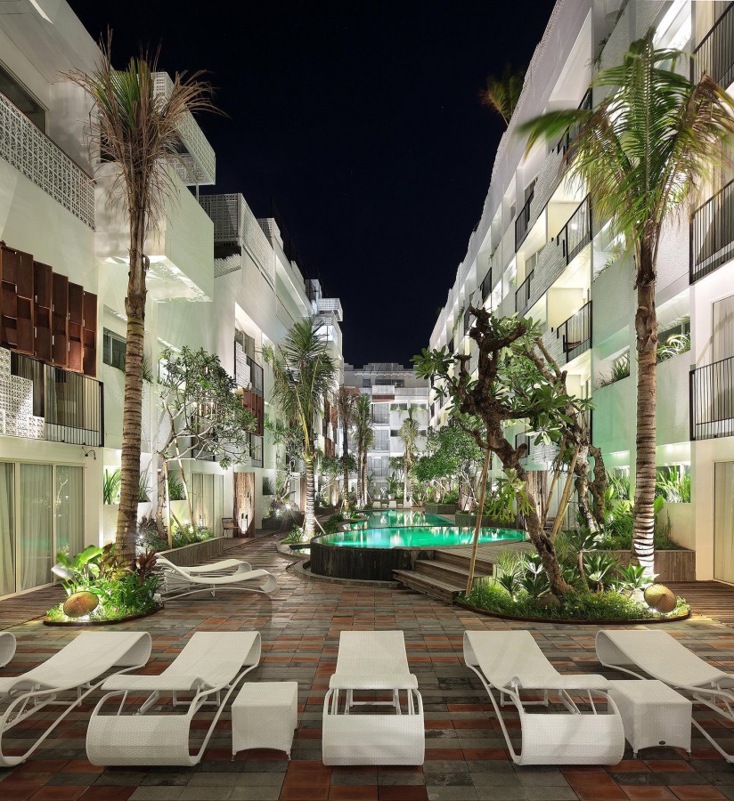 THE AKMANI LEGIAN