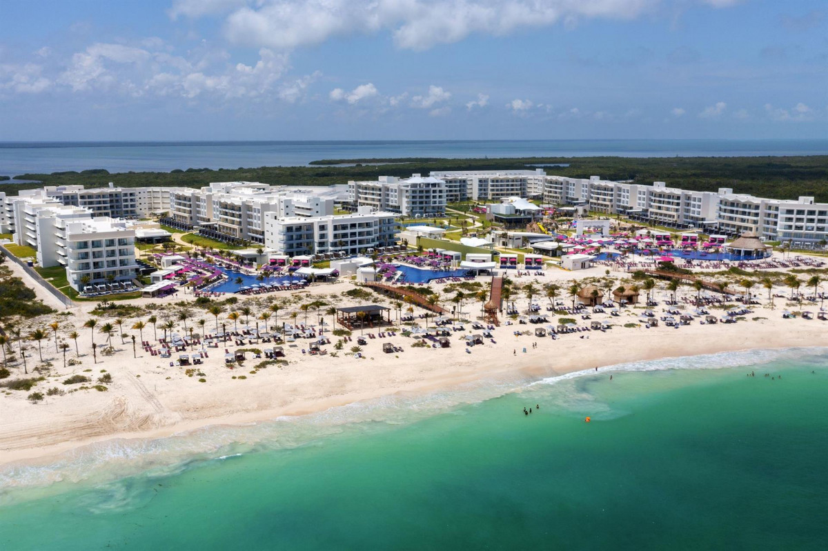 PLANET HOLLYWOOD CANCUN - ADULT SCENE