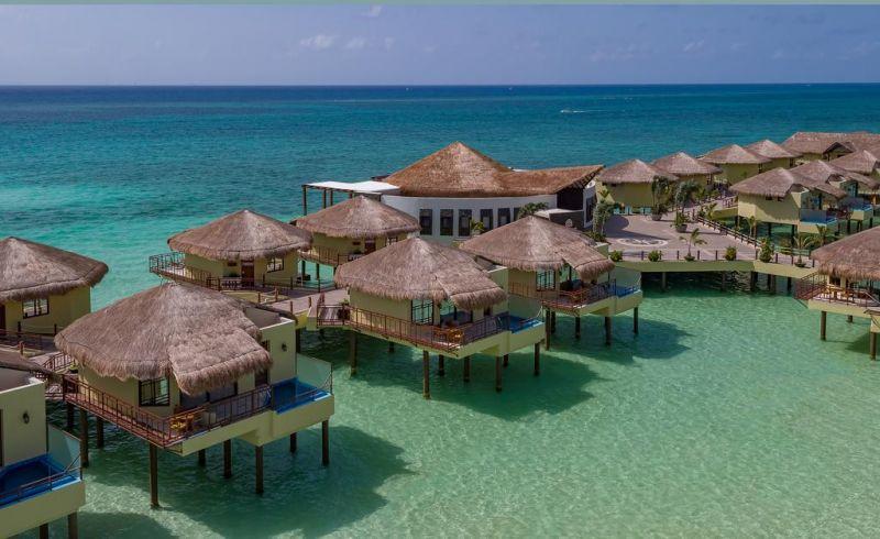 PALAFITOS AT EL DORADO MAROMA