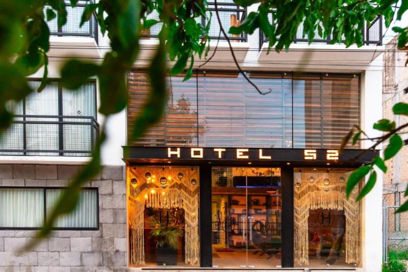 HOTEL 52