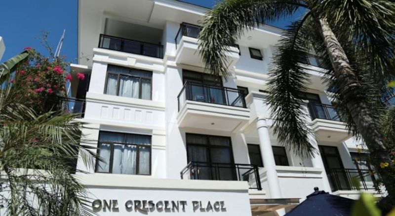 ONE CRESCENT PLACE HOTEL