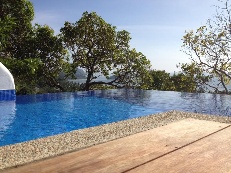 EL NIDO OVERLOOKING