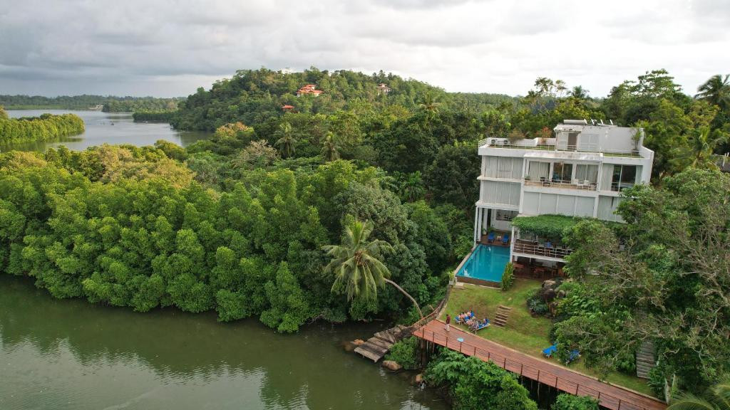 33 LAKE TERRACE