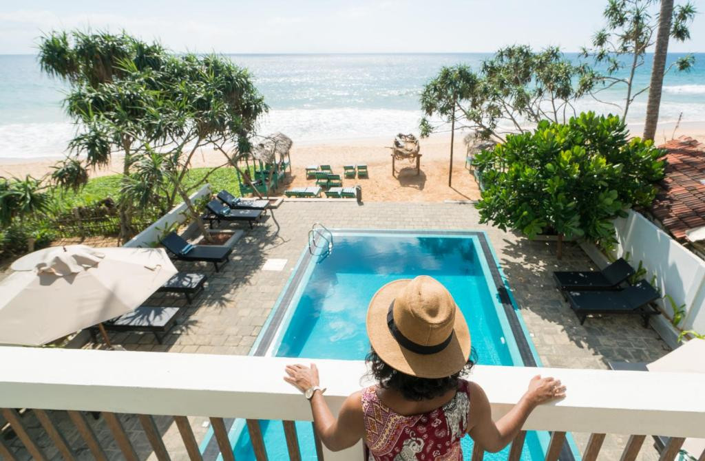 AT EASE BEACH HOTEL — фото 2