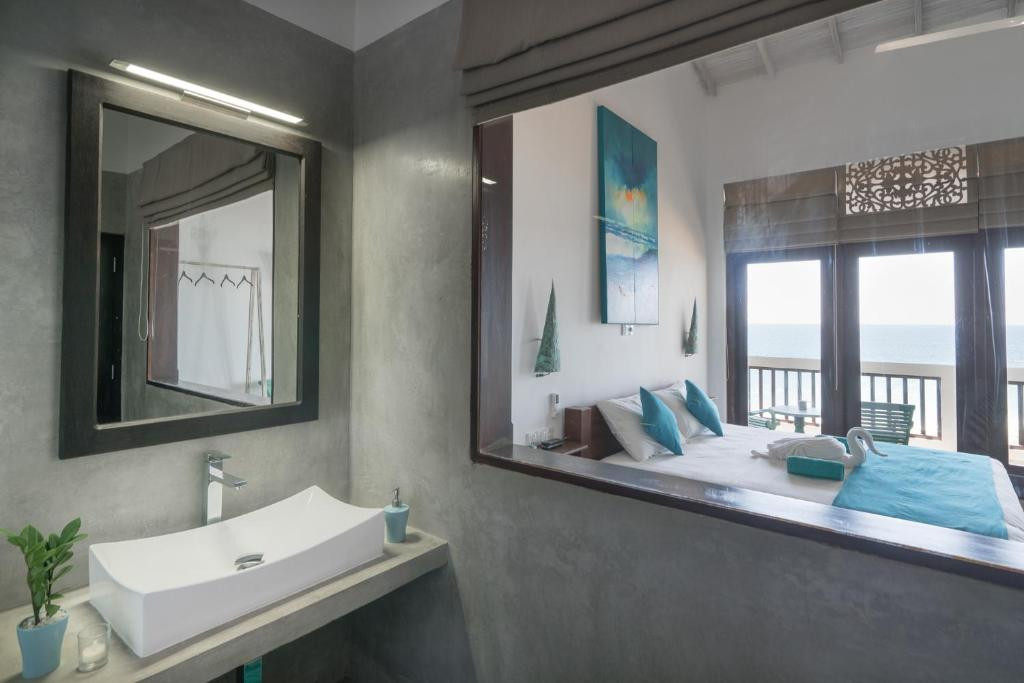 AT EASE BEACH HOTEL — фото 4