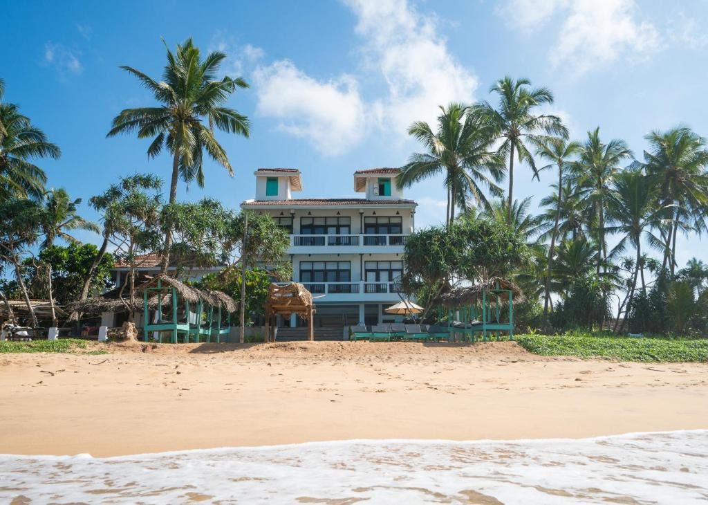AT EASE BEACH HOTEL — фото 6