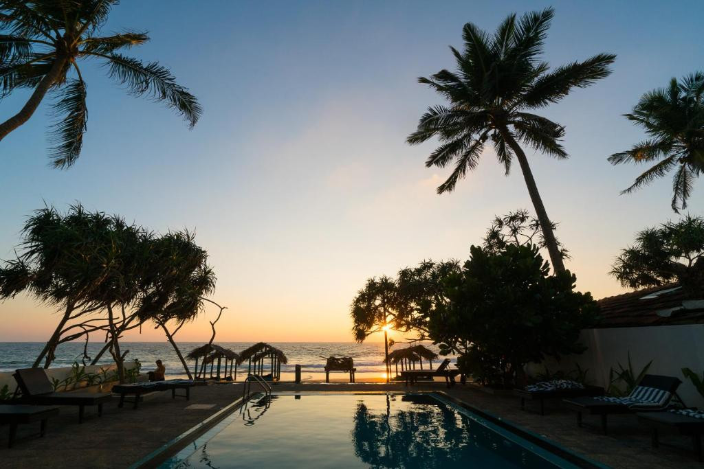 AT EASE BEACH HOTEL — фото 15