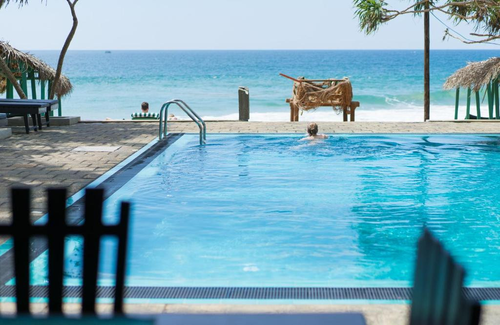 AT EASE BEACH HOTEL — фото 18