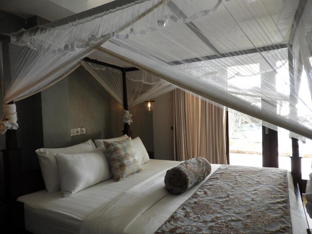 SAPPHIRE SEAS BEACHFRONT HOTEL — фото 2