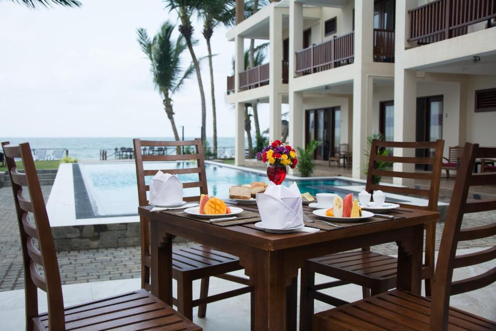 SAPPHIRE SEAS BEACHFRONT HOTEL — фото 5