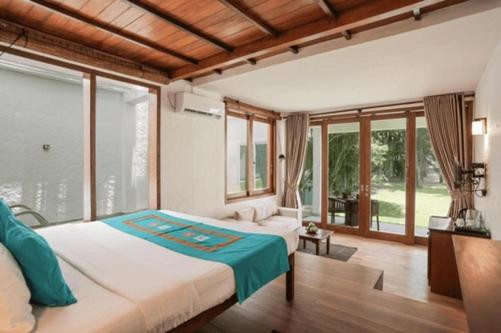 HIBISCUS BEACH HOTEL & VILLAS — фото 9