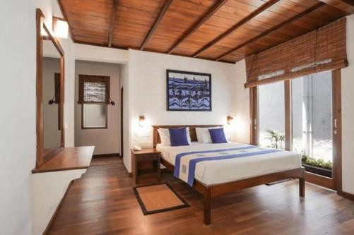 HIBISCUS BEACH HOTEL & VILLAS — фото 12