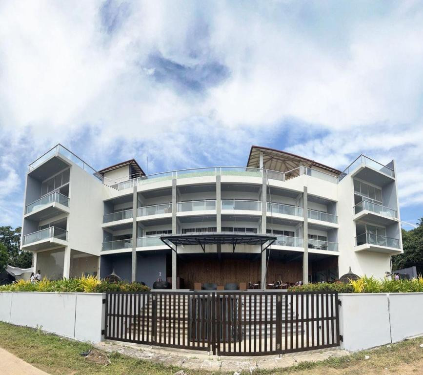 MAZARINE SURF SUITES HIRIKETIYA