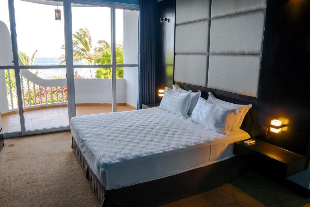 PEACOCK BEACH HOTEL — фото 4