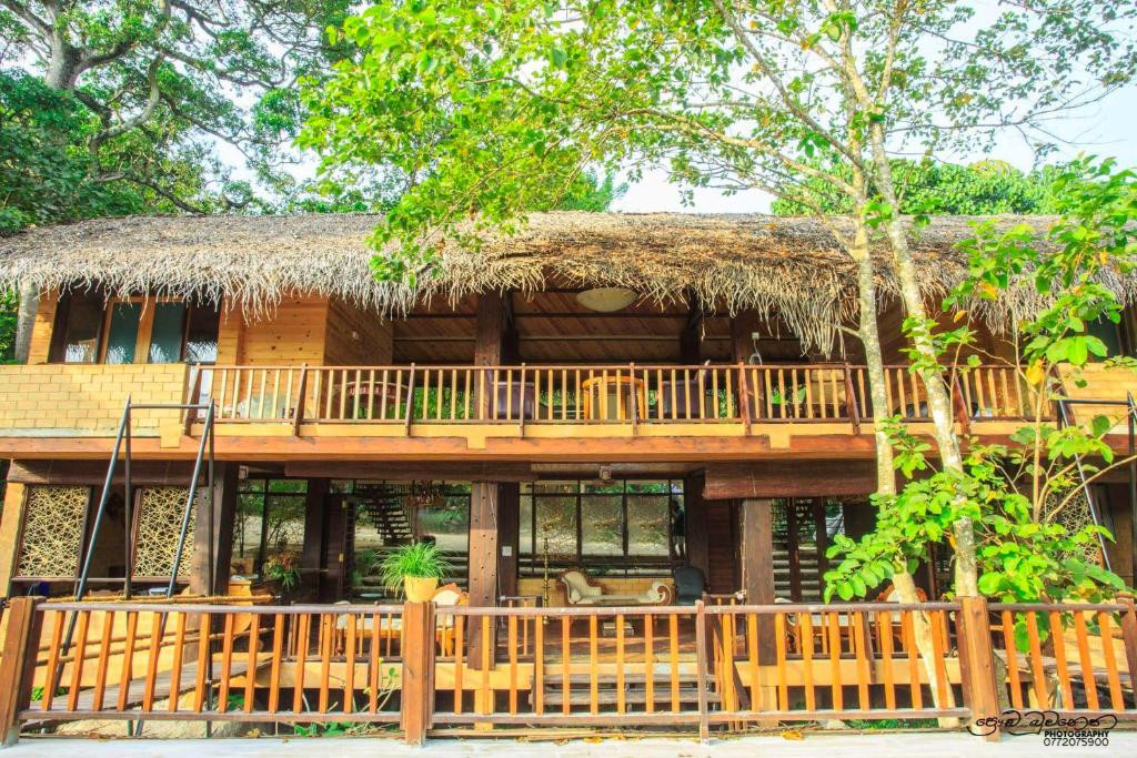 JUNGLE VILLAGE BY THAWTHISA