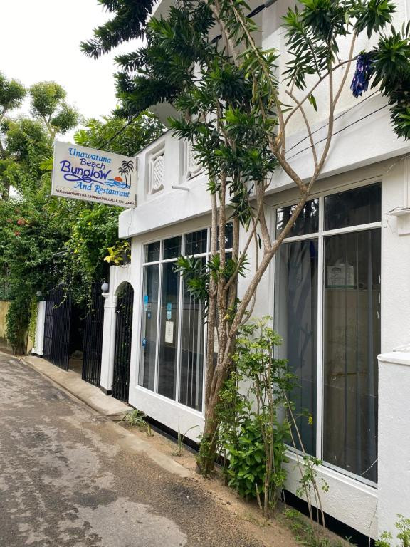 UNAWATUNA BEACH BUNGALOW