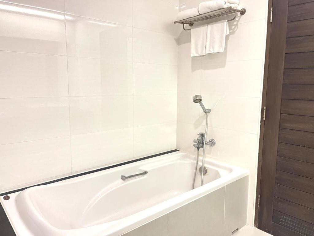 CRYSTAL SUITES SUVARNABHUMI AIRPORT — фото 18