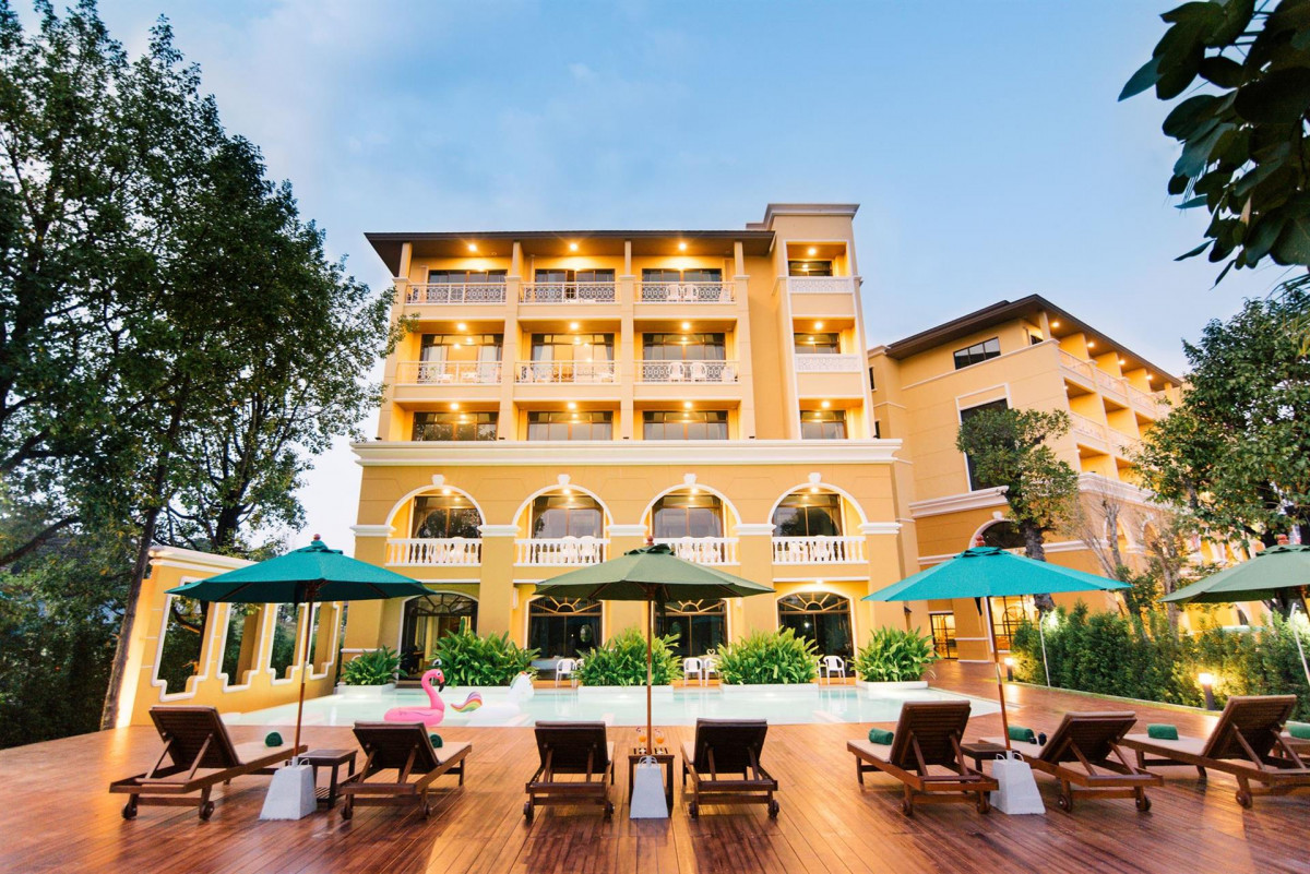 THE PINEAPPLE HOTEL (EX. HULA HULA ANANA HOTEL)