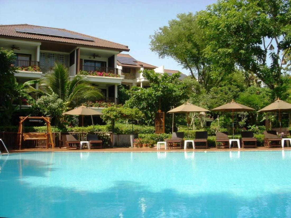 BIRDS AND BEES RESORT