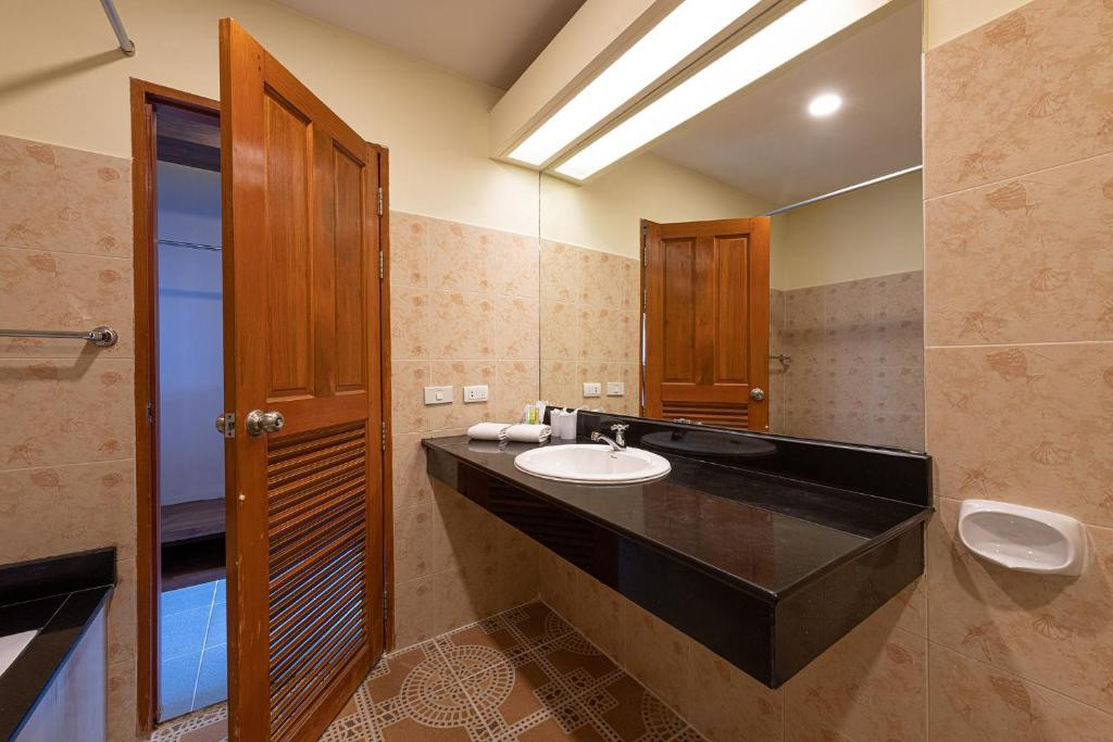 BLUE BEACH GRAND RESORT AND SPA (EX. CHALONG BEACH HOTEL & SPA) — фото 3