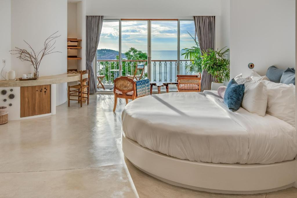 AMPERSAND RESORT
