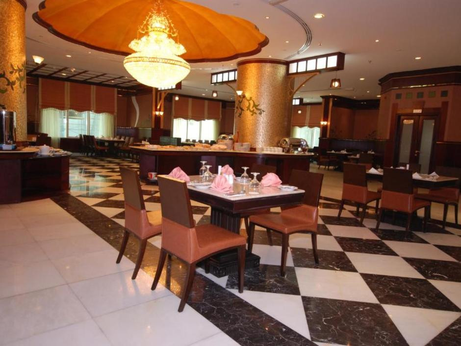 AL BUSTAN TOWER HOTEL SUITES — фото 2