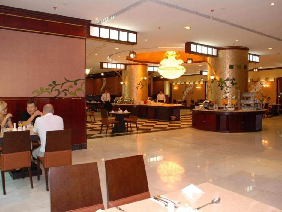 AL BUSTAN TOWER HOTEL SUITES — фото 10