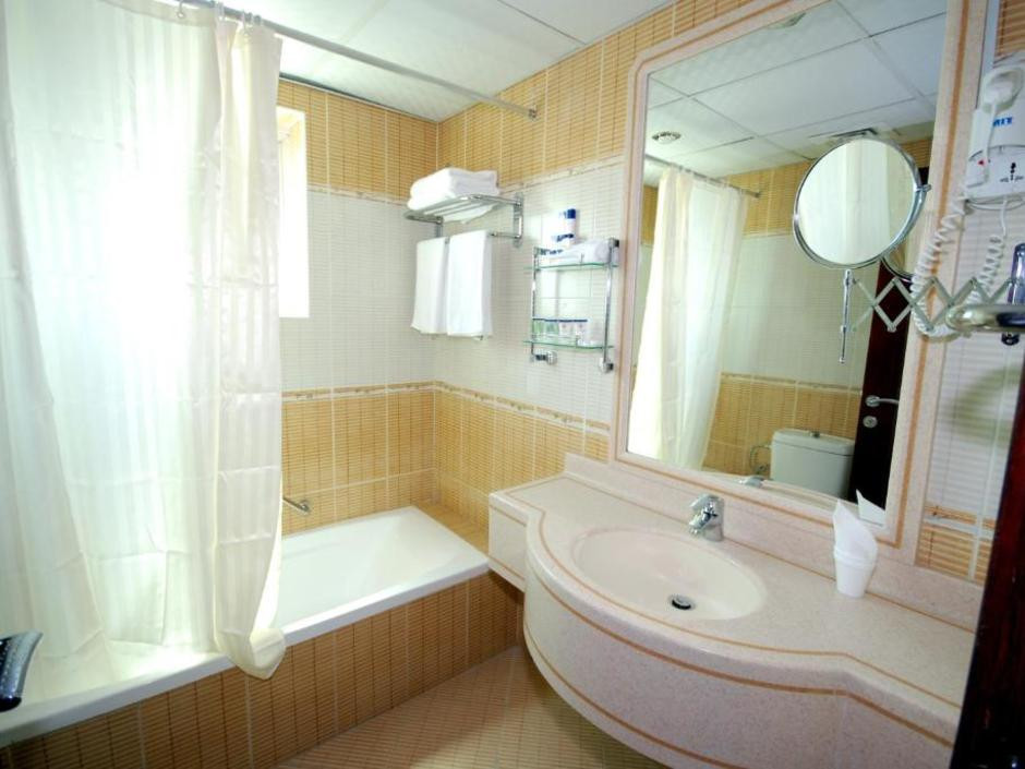 AL BUSTAN TOWER HOTEL SUITES — фото 18