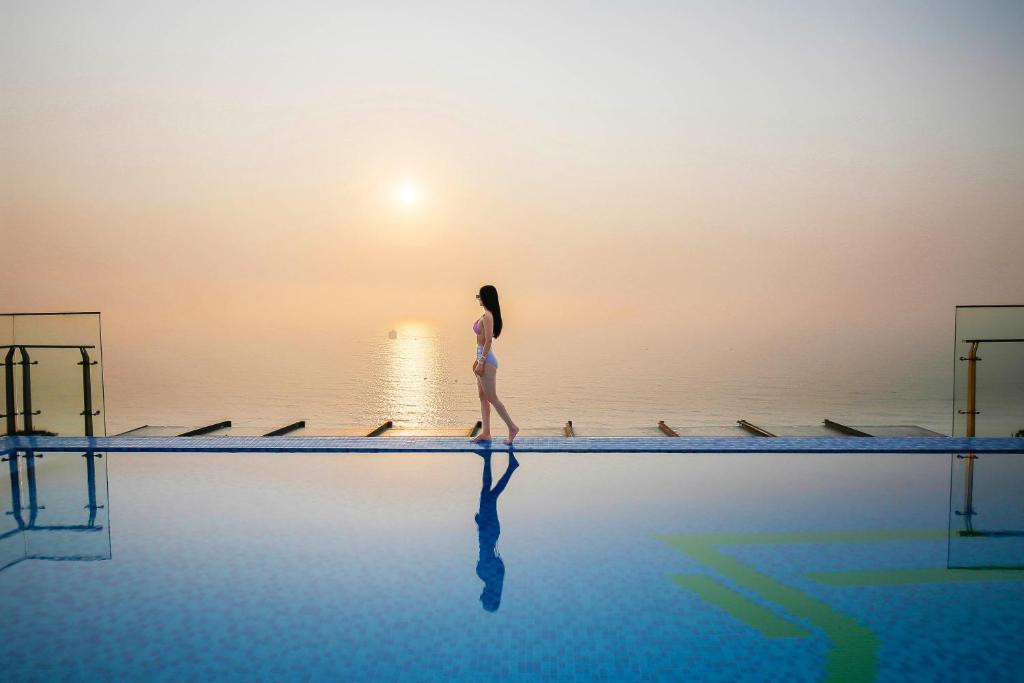 MAXIMILAN DANANG BEACH HOTEL