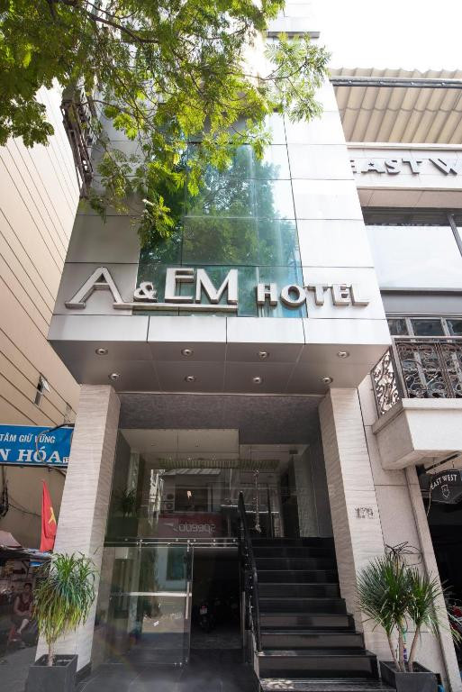A & EM CORP THE PETIT HOTEL
