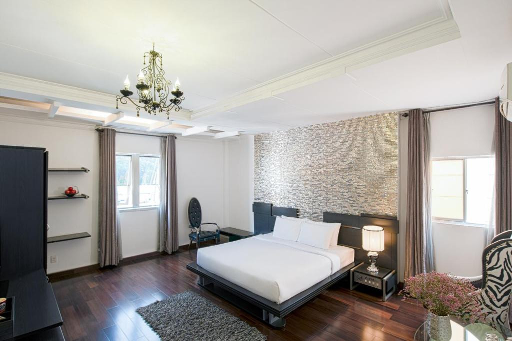A & EM CORP THE PETIT HOTEL — фото 2