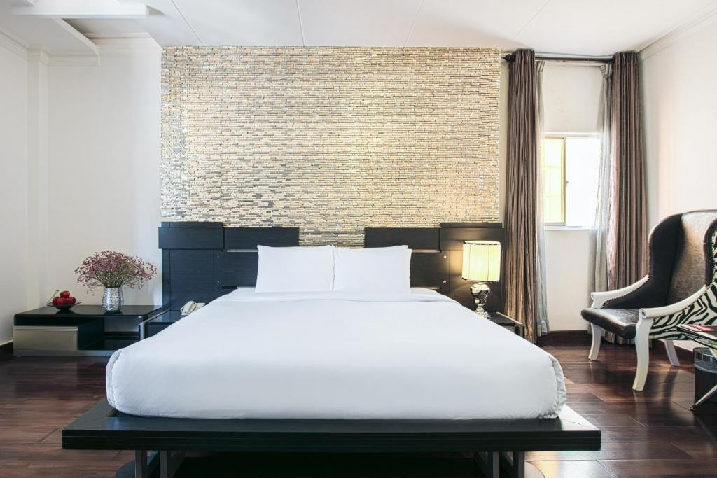 A & EM CORP THE PETIT HOTEL — фото 17