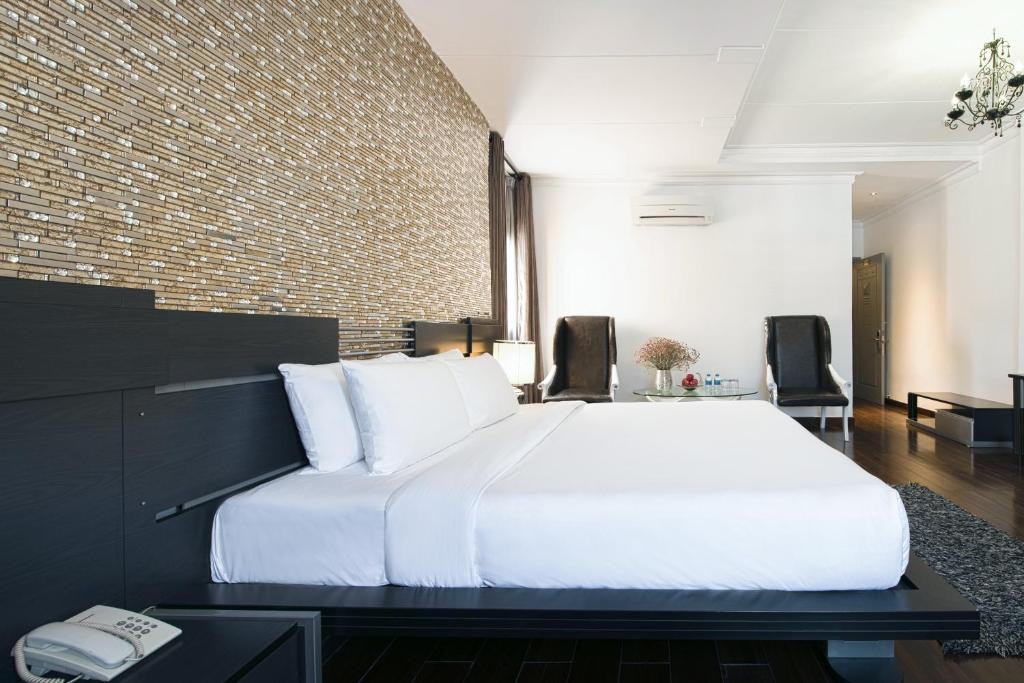 A & EM CORP THE PETIT HOTEL — фото 18