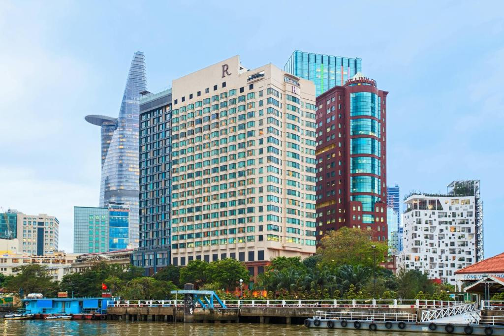 RENAISSANCE RIVERSIDE HOTEL
