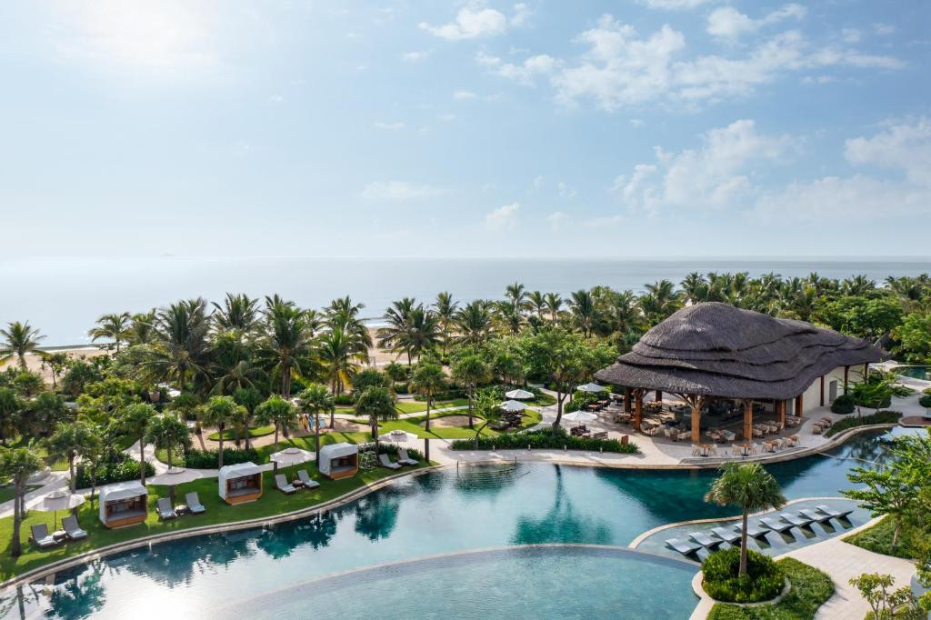 NEW WORLD HOIANA BEACH & RESORT