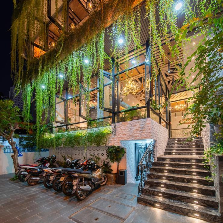 AARON HOTEL